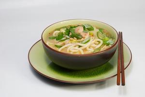 Miso polévka s nudlemi a mořskými plody