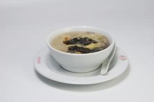 Kuřecí vývar s taštičkami "Yun Tun" a mořskými řasami