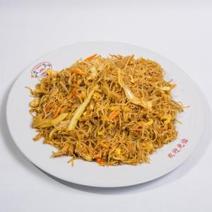 Restované rýžové nudle na kari s kuřecím masem