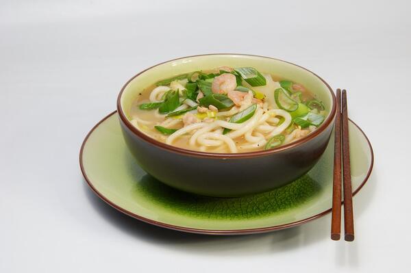 Miso polévka s nudlemi a mořskými plody