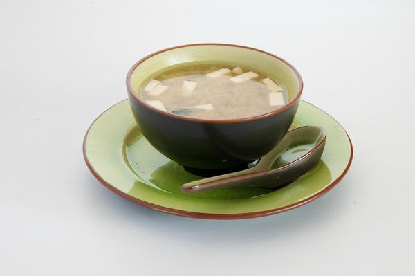 Miso polévka s tofu a mořskými řasami