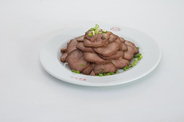 Plátky vepřového jazyka vařeného v sójové omáčce