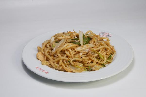 Restované korejské nudle s kuřecím masem