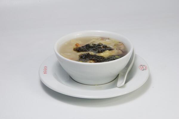 Kuřecí vývar s taštičkami "Yun Tun" a mořskými řasami