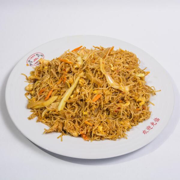 Restované rýžové nudle na kari s kuřecím masem